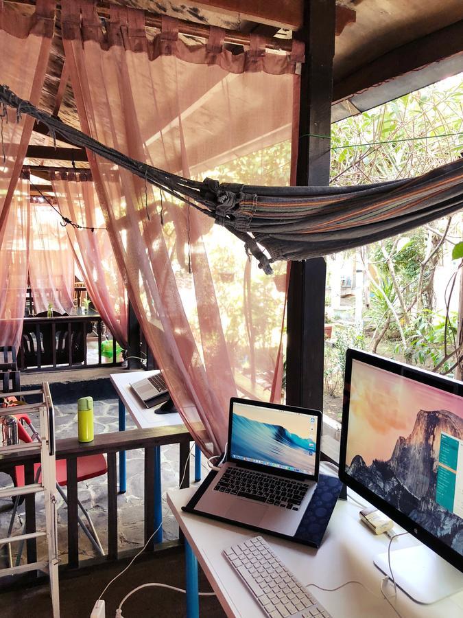 Salon De Nomad Gili T. Bed & Breakfast Gili Trawangan Exterior photo